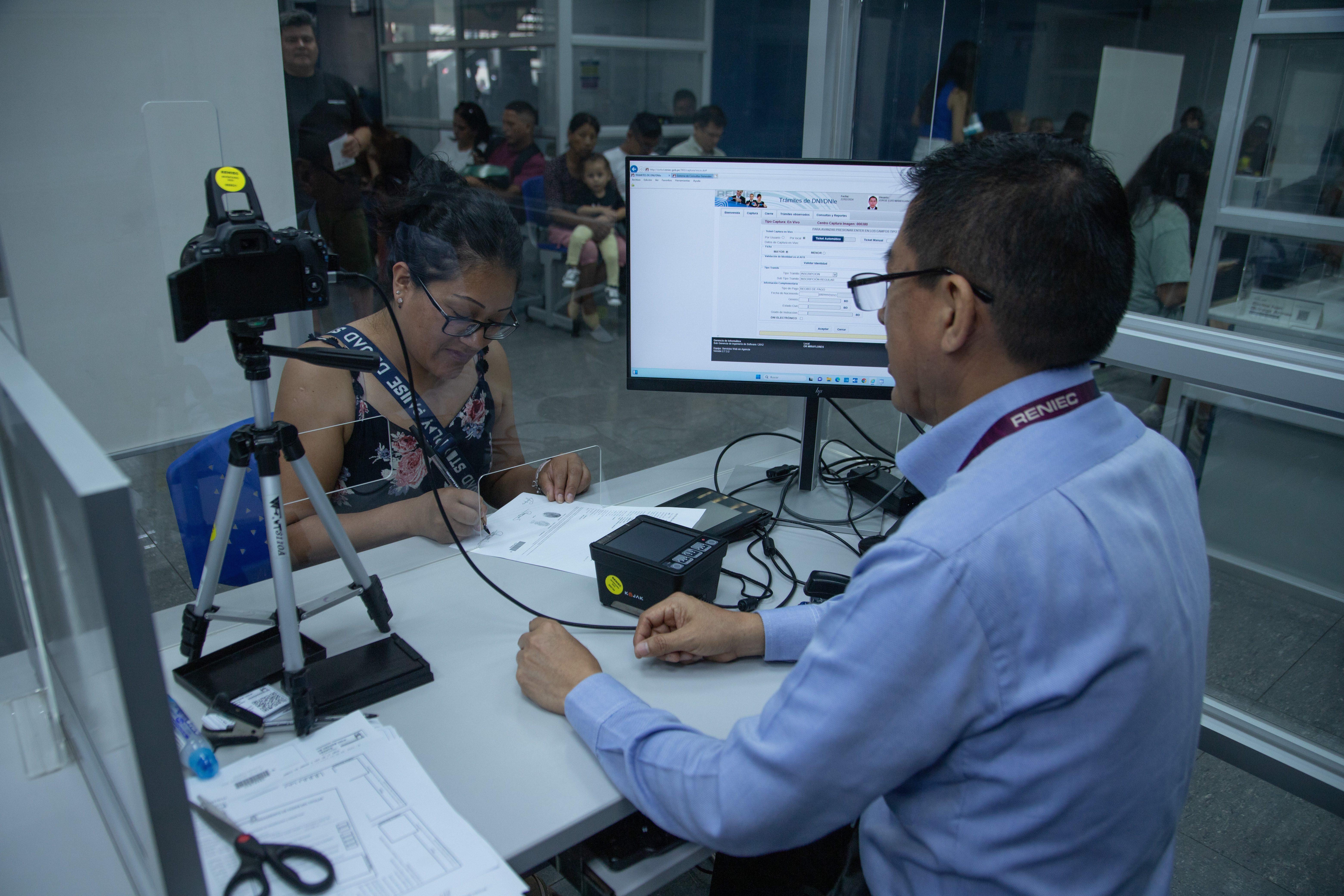 Mujer firmando documento