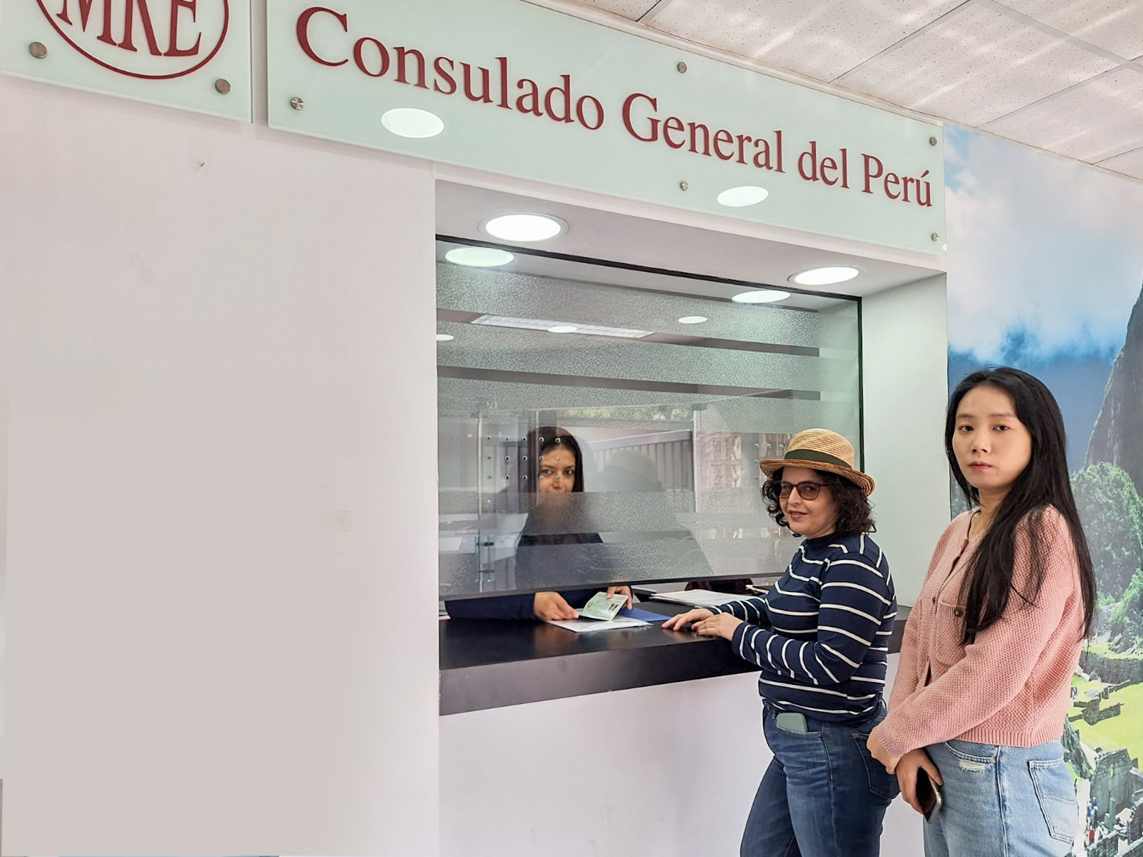 Personas en consulado general de Perú